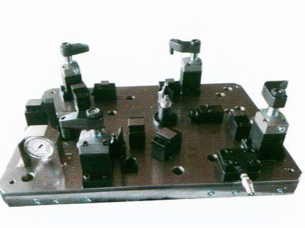 齒(chi)輪(lun)室罩(zhao)蓋液壓(ya)裌(jia)具(ju)